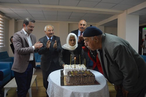 Sayın Kaymakamımız Pekpak, Huzurevinde Doğum Günü Kutlamasına Katıldı